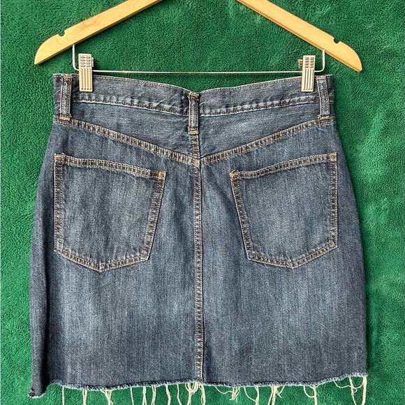 GAP Denim Jean Button Distressed Mini Skirt Dark/Medium Wash  Sz 28 - Picture 2 of 4